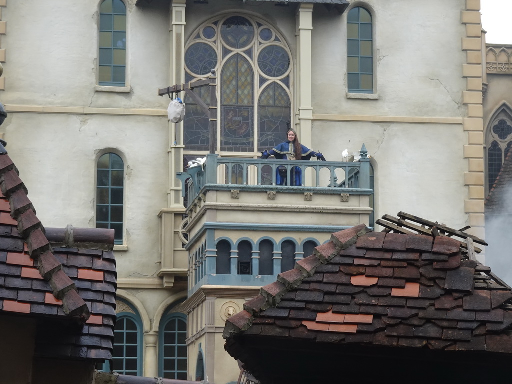 Actor and birds on the stage of the Raveleijn theatre at the Marerijk kingdom, during the Raveleijn Parkshow