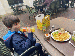Max having lunch at the terrace of the Witte Paard restaurant at the Anton Pieck Plein square at the Marerijk kingdom
