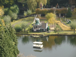 The Gondoletta attraction at the Reizenrijk kingdom and the Kinderspoor attraction at the Ruigrijk kingdom, viewed from the Pagoda attraction