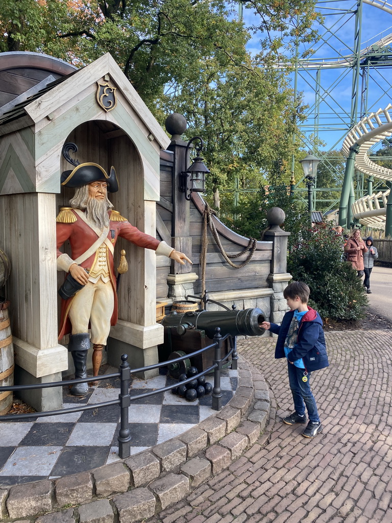 Max with the Kapitein Gijs trash can at the Ruigrijk kingdom