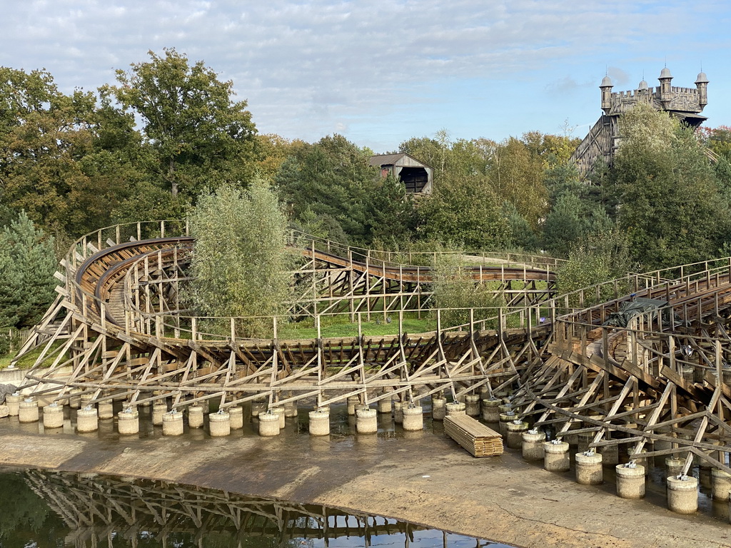 The Joris en de Draak attraction of the Ruigrijk kingdom, viewed from the northwest side of the Piraña attraction at the Anderrijk kingdom