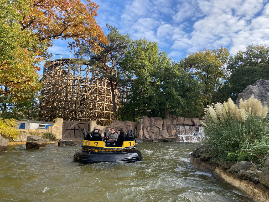 Boat and waterfall at the Piraña attraction at the Anderrijk kingdom and the Joris en de Draak attraction of the Ruigrijk kingdom, viewed from our boat