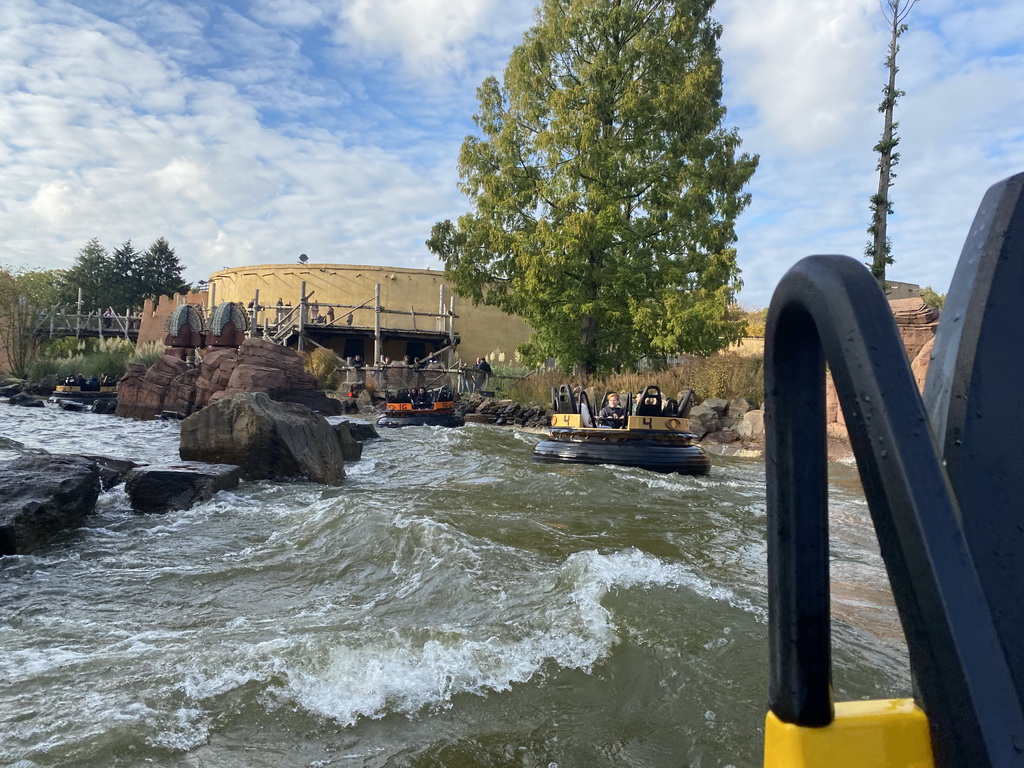 Boats and Inca statues at the Piraña attraction at the Anderrijk kingdom, viewed from our boat