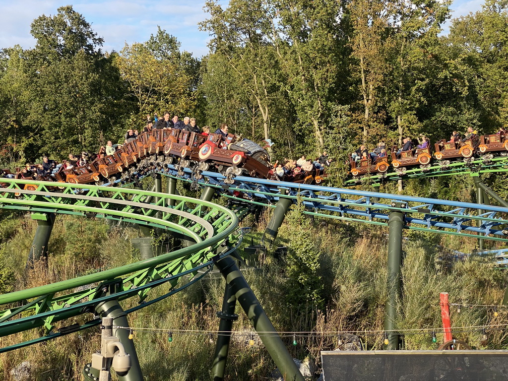 Cars at the Max & Moritz attraction at the Anderrijk kingdom, viewed from the waiting line