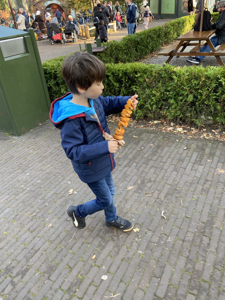 Max eating Eigenheymers at the Max & Moritz Square at the Anderrijk kingdom