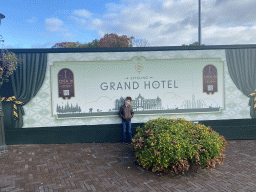 Max at a sign in front of the construction site of the Efteling Grand Hotel