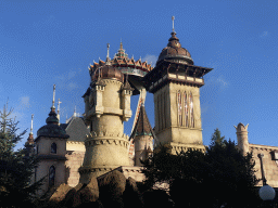 Right front of the Symbolica attraction at the Fantasierijk kingdom and the Pagode attraction at the Reizenrijk kingdom