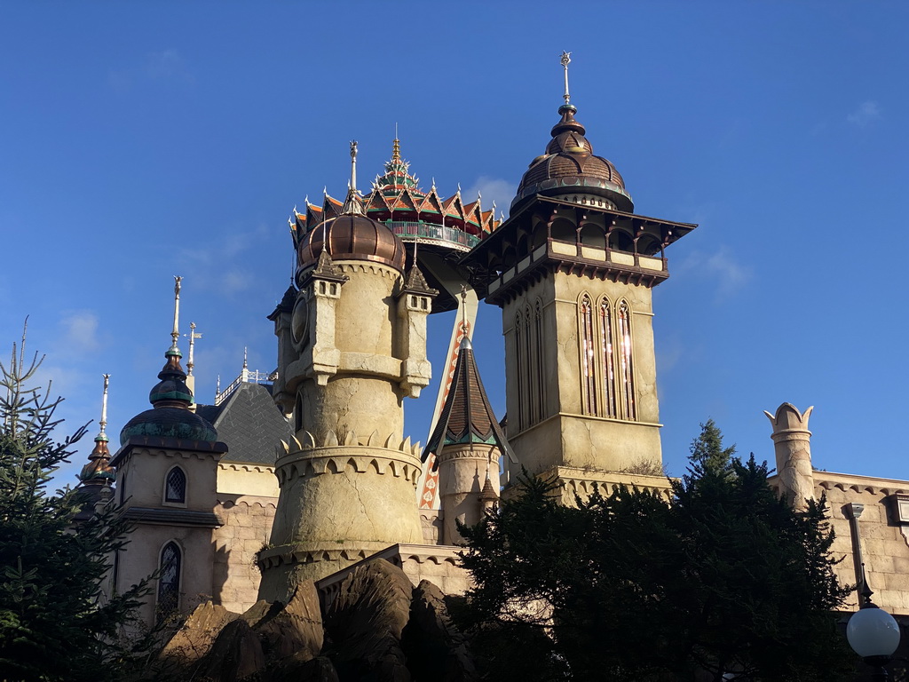 Right front of the Symbolica attraction at the Fantasierijk kingdom and the Pagode attraction at the Reizenrijk kingdom