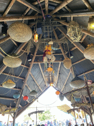 Statue of Sindbad and baskets hanging from the ceiling of the Sirocco attraction at the Reizenrijk kingdom