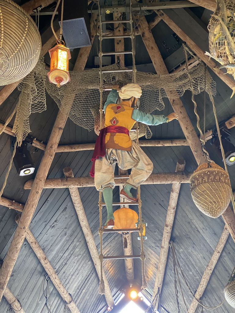 Statue of Sindbad and baskets hanging from the ceiling of the Sirocco attraction at the Reizenrijk kingdom