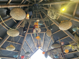 Statue of Sindbad and baskets hanging from the ceiling of the Sirocco attraction at the Reizenrijk kingdom