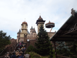 The Symbolica attraction at the Fantasierijk kingdom and the Pagode attraction at the Reizenrijk kingdom, viewed from the waiting line for the Symbolica attraction