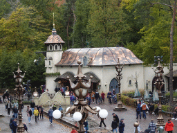 The Gebrande Boon restaurant and the statue of Pardoes at the Pardoes Promenade at the Fantasierijk kingdom, viewed from the waiting line for the Symbolica attraction