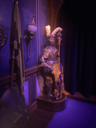 The lackey O.J. Punctuel in an armour at the Heroes Cabinet in the Symbolica attraction at the Fantasierijk kingdom