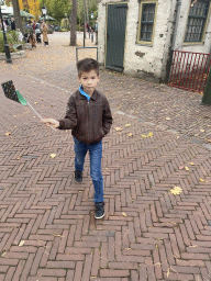 Max waving a flag for the 70th anniversary of the Efteling theme park, at the Dubbele Laan road from the Marerijk kingdom to the Reizenrijk kingdom