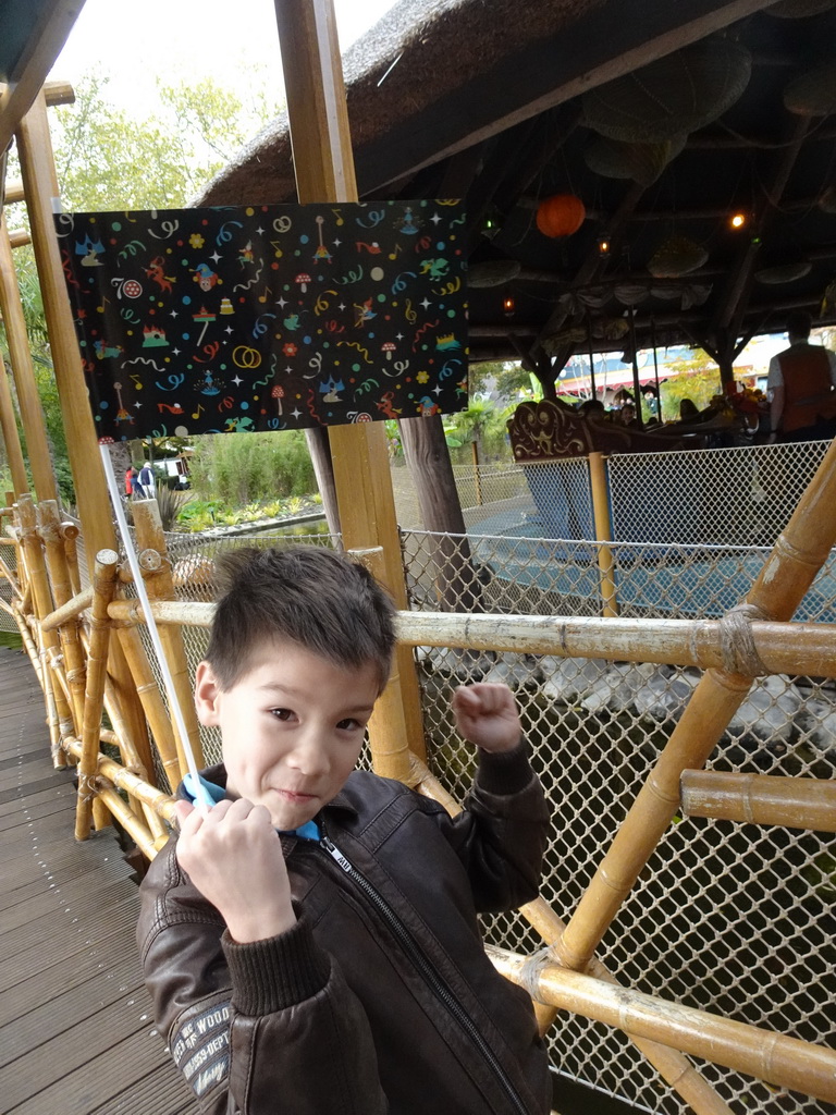 Max waving a flag for the 70th anniversary of the Efteling theme park, at the waiting line for the Sirocco attraction at the Reizenrijk kingdom