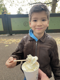 Max eating a hot chocolate with whipped cream at the Dubbele Laan road from the Reizenrijk kingdom to the Marerijk kingdom