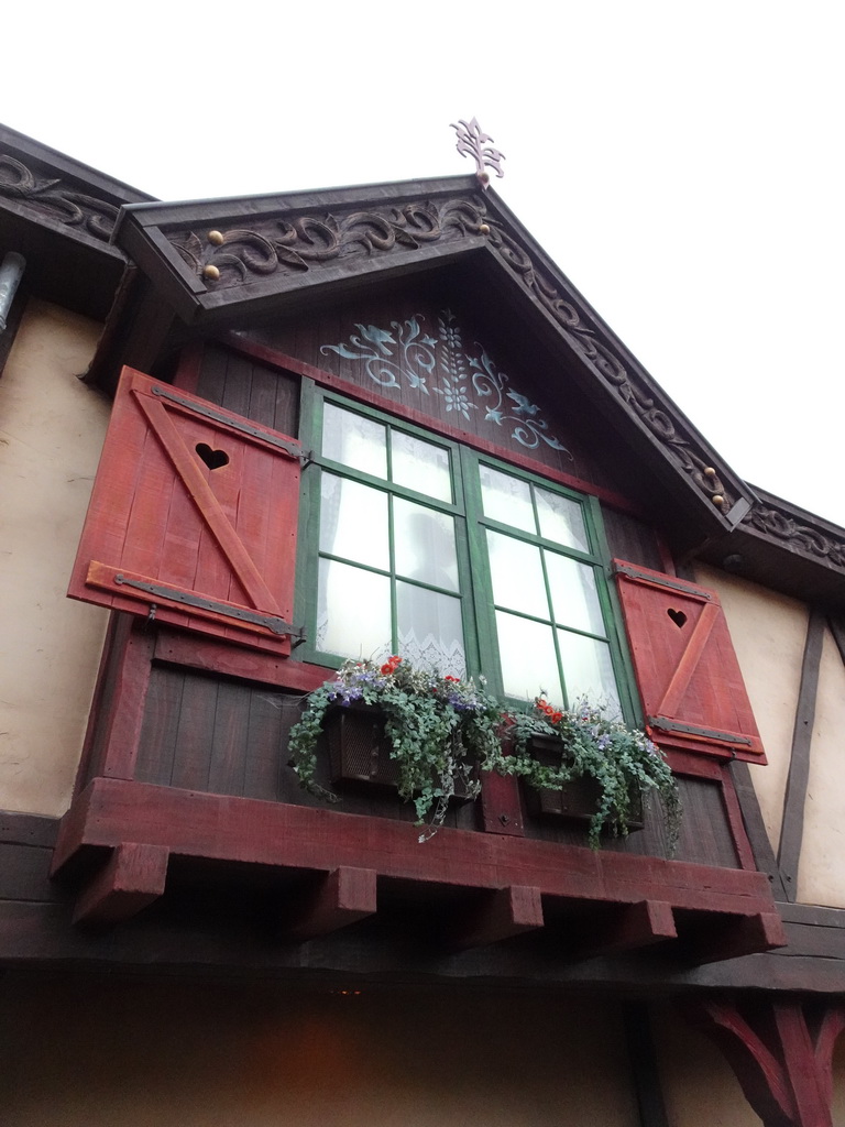 Silhouette behind the window of the main building at the Max & Moritz attraction at the Anderrijk kingdom, viewed from the waiting line