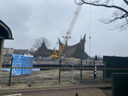 Back side of the construction site of the Efteling Grand Hotel, viewed from the Dwarrelplein square