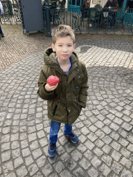 Max with a cake in front of the Witte Paard restaurant at the Marerijk kingdom