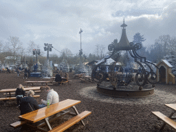 Campfire and tables at the Warme Winter Weide square at the Reizenrijk kingdom, during the Winter Efteling