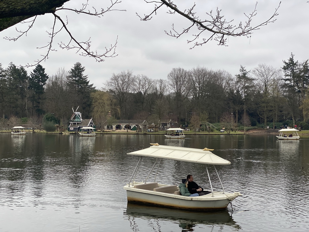 The Gondoletta lake at the Reizenrijk kingdom and the Kinderspoor attraction at the Ruigrijk kingdom