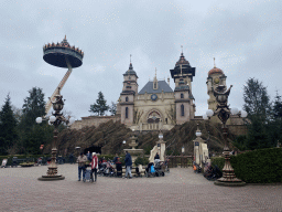 Front of the Symbolica attraction of the Fantasierijk kingdom and the Pagode attraction at the Reizenrijk kingdom