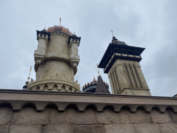 The Symbolica attraction of the Fantasierijk kingdom and the Pagode attraction at the Reizenrijk kingdom, viewed from the waiting line for the Symbolica attraction