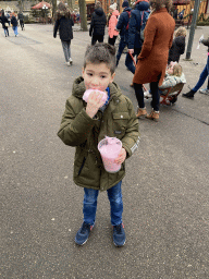 Max with candyfloss at the Dubbele Laan road from the Marerijk kingdom to the Reizenrijk kingdom