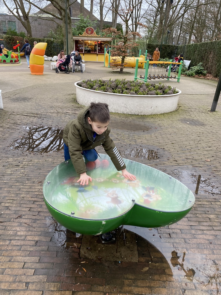 Max with a ball game at the Kleuterhof playground at the Reizenrijk kingdom