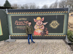 Max with a Bouwmeester Big sign in front of the Piraña attraction at the Anderrijk kingdom, under renovation