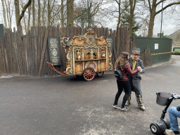 Actor with a barrel organ in front of the construction site of the Danse Macabre attraction at the Anderrijk kingdom