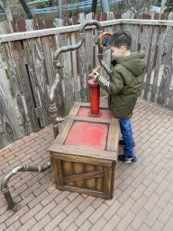 Max with a pump at the waiting line at the Max & Moritz attraction at the Anderrijk kingdom