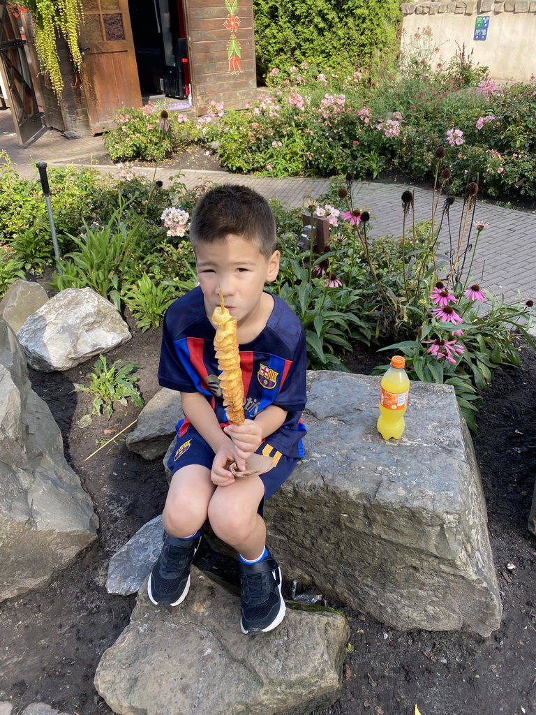 Max eating Eigenheymers at the Max & Moritz Square at the Anderrijk kingdom