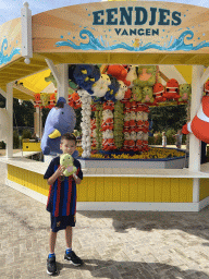Max with a plush toy in front of the Duckling Catch attraction at the Summer Beach area at the Reizenrijk kingdom, during the Summer Efteling