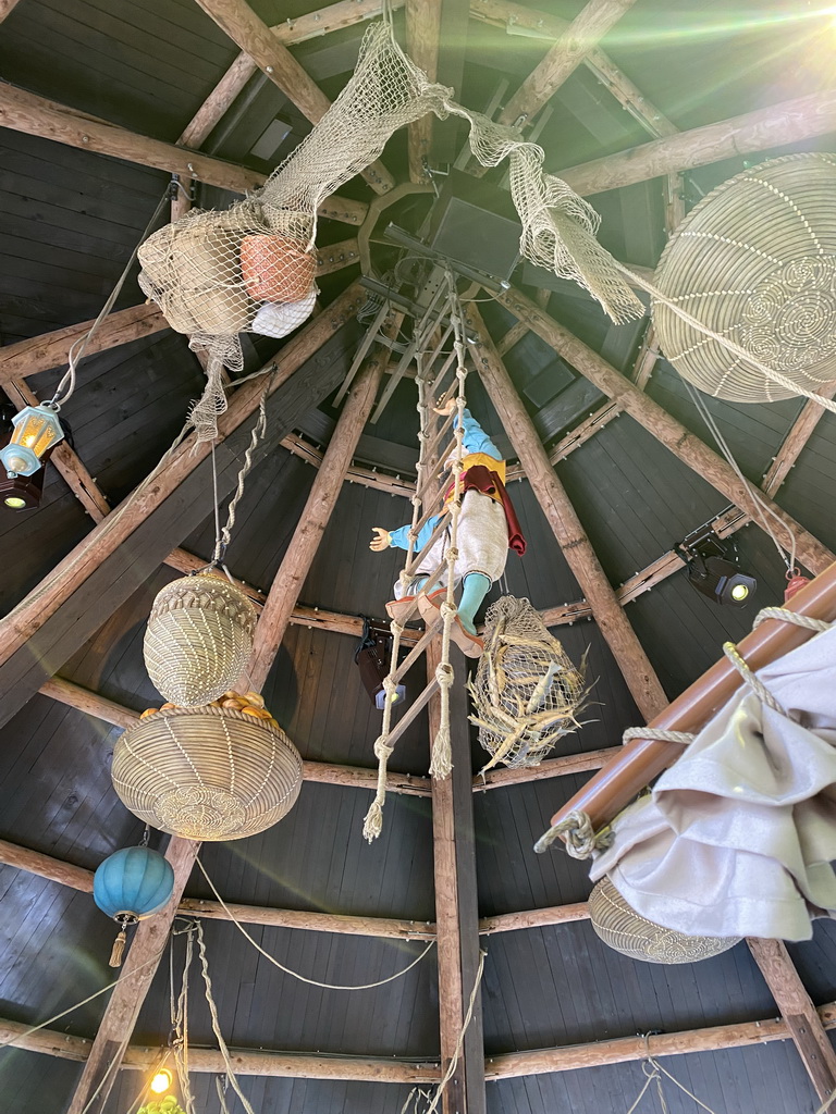 Statue of Sindbad and baskets hanging from the ceiling of the Sirocco attraction at the Reizenrijk kingdom