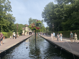 Fountain at the Pardoes Promenade and the Gebrande Boon restaurant at the Fantasierijk Kingdom