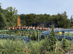 The Max & Moritz attraction and the construction site of the Danse Macabre attraction at the Anderrijk kingdom, viewed from the waiting line