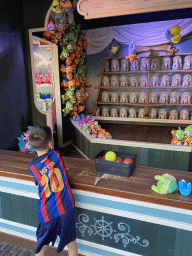 Max playing a game at the Game Gallery attraction at the Reizenrijk kingdom