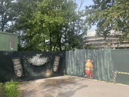 Bouwmeester Big sign in front of the construction site of the Danse Macabre attraction at the Anderrijk kingdom