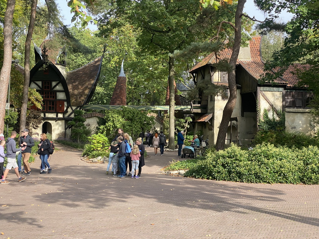 The Lonkhuys and Slakkenhuys buildings and entrance gate of the Laafland attraction at the Marerijk kingdom