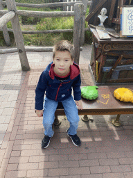 Max at the fart organ at the waiting line at the Max & Moritz attraction at the Anderrijk kingdom