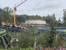 The Max & Moritz attraction and the construction site of the Danse Macabre attraction at the Anderrijk kingdom, viewed from the waiting line