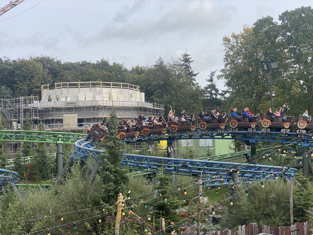 The Max & Moritz attraction and the construction site of the Danse Macabre attraction at the Anderrijk kingdom, viewed from the waiting line