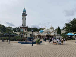 The Fata Morganaplein square with the front of the Fata Morgana attraction and the Bazaar shop at the Anderrijk kingdom