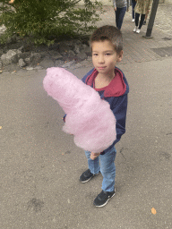 Max with a candyfloss in front of the `t Suyker Huys restaurant at the Marerijk kingdom