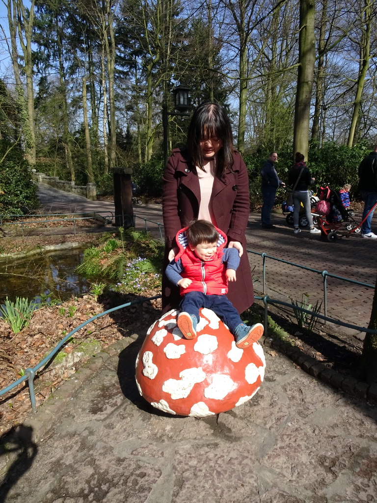 Miaomiao and Max on a mushroom statue at the Fairytale Forest at the Marerijk kingdom