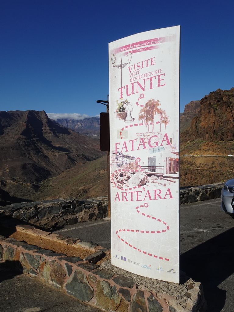 Sign about the Tunte Fataga Arteara trail at the Mirador Astronómico de la Degollada de las Yeguas viewpoint