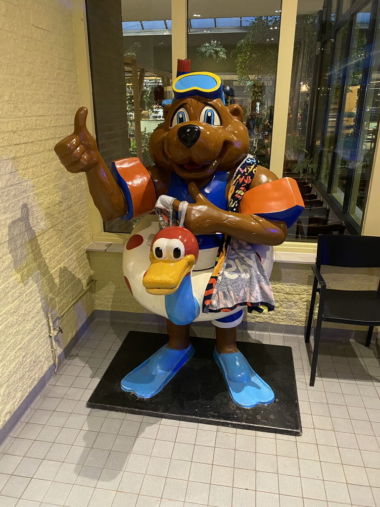 Statue of the mascot Bollo in front of the swimming pool at the Landal Miggelenberg holiday park