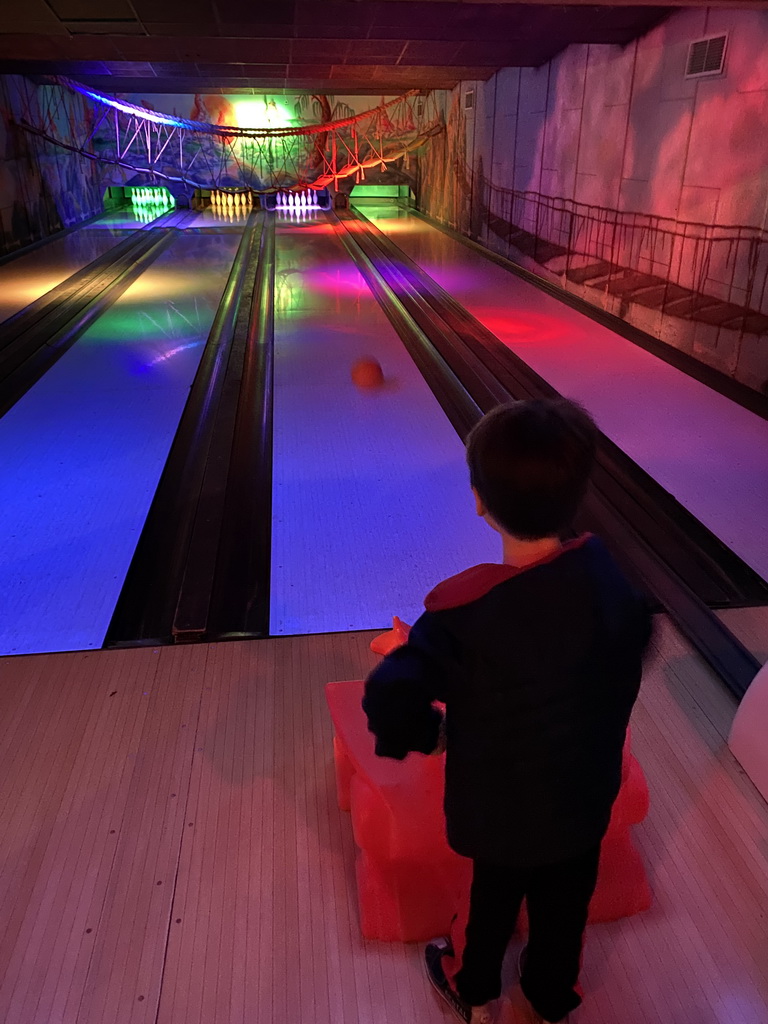 Max bowling at the bowling alley at the Landal Miggelenberg holiday park